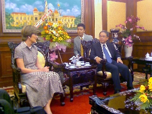 Joan Lincoln, émissaire de la Maison universelle de Justice, a rendu une visite de courtoisie au vice Président du Comité du Peuple de Hô-Chi-Minh-Ville au siège du gouvernement.