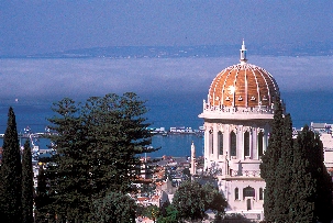 Vue sur la colonnade et un jardin adjacent du Sanctuaire du Báb à Haïfa, en Israël.