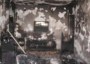 La maison de la famille Mehran Shaaker de Kerman en Iran, a été dévastée par le feu le 18 juillet dernier. Les membres de la famille avaient auparavant reçu des appels téléphoniques menaçants et leur voiture a également été la cible d'une récente tentative d'incendie criminel