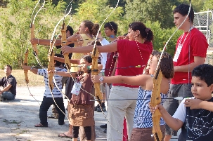 Atelier sportif intergénérationnel : petits et grands s’exercent au tir à l’arc !