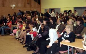 Un auditoire joyeux et attentif.