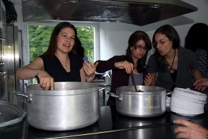Des animateurs, présents à la formation, en service « cuisine » !