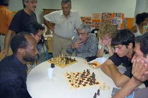 Concentration et logique…l’école d’été est aussi l’occasion de partager des temps de loisirs.