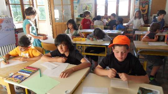 Les 10 ans en activité de réflexion avec un atelier de discussions.