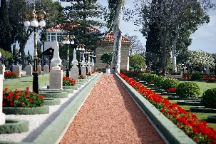 Une allée, bordée de fleurs, menant à la Sépulture de Bahá'u'lláh, située près d’Acre, Israël.