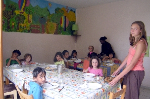 L’apprentissage de la vie en collectivité, comme par exemple pendant les repas, ont permis à tous les enfants d’apprendre à mieux vivre ensemble.