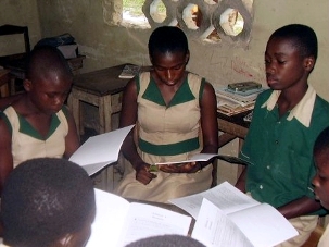 Des élèves étudient le matériel “Enlightening the Hearts” au collège catholique de Samreboi