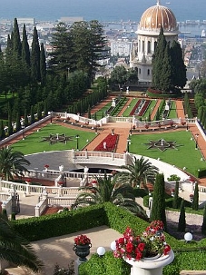 Le Mausolée, les terrasses et les jardins sont ouverts aux visiteurs et aux pèlerins afin que chacun puisse se recueillir et bénéficier de la beauté et de la paix qui y règnent.