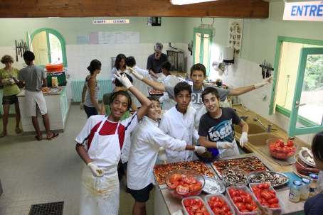 Les jeunes du camp des ados ans réalisent un acte de service pour l’autre moitié de leur groupe en se mettant aux fourneaux avec au menu : pizzas maison pour tous !