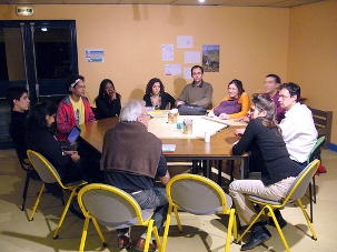 Débriefing de la journée : les animateurs et co-animateurs  sont en réunion autour du directeur de la session afin de partager leurs expériences