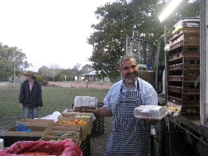 Fariborz Rameshfar aime la mixité sociale qu’il rencontre lorsqu’il se déplace avec son camion de livraison, afin de vendre des fruits et des légumes dans de petites exploitations et  villes, ainsi que dans de grands ranchs au cœur de l'Australie