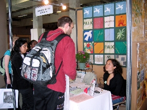Le stand, préparé avec soin par l’équipe organisatrice, affichait un charme certain grâce à son magnifique patchwork sur le thème de la paix.