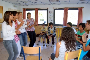 Les jeunes aiment le chant et la musique pour chanter leur joie de vivre !
