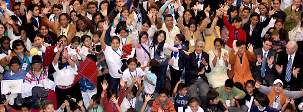 Les participants à la conférence de Quito saluent avec enthousiasme pour la photo souvenir.