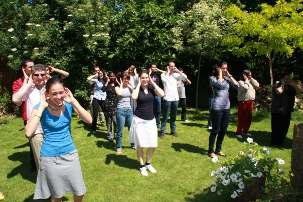 Atelier artistique pour appendre à danser sur une chanson vantant des qualités spirituelles.