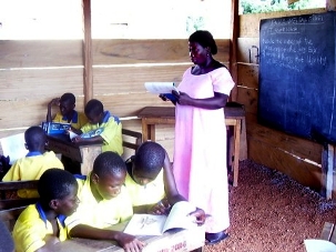 L’enseignante Victoria Kwofie dirige ses élèves dans leur travail à l’école primaire d’Anyinabrim