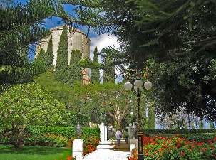 Bien que l’extérieur du tombeau du Báb soit recouvert d’un voile (vu en arrière plan), les visiteurs peuvent encore connaître le calme et l’harmonie qui règnent dans les jardins et y entrer pour prier. L’entrée est interdite uniquement durant les mois d’été lorsque qu’il n’y a pas de pèlerinage.