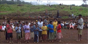 Les  jeunes enfants de Bunisi et des environs n'ont plus ces deux heures de marche à effectuer, à flanc de montagne, afin de suivre les cours du CP et du CE1. Les enfants plus âgés, eux doivent continuer à faire de la randonnée