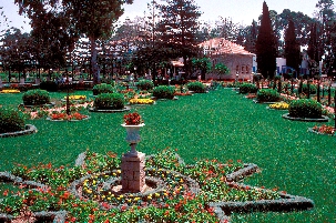 Vue d’une partie des jardins classiques entourant la Sépulture de Bahá'u'lláh, située en dehors d’Acre, Israël.