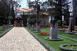 L’approche vers le tombeau de Bahá’u’lláh situé près d’Acre, en Israël, se fait à travers de magnifiques jardins et prépare les visiteurs à entrer dans ce lieu saint.