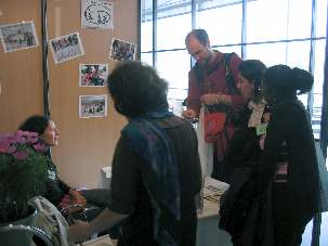 De nombreuses personnes ont pris de la documentation et se sont renseignées sur les actions menées par l’Association bahá’íe de femmes pour le développement, la paix et l’unité ou par la Communauté internationale bahá’íe en faveur d’une culture de la Paix !