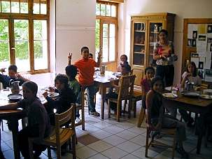 Le partage des repas fait partie intégrante de l’apprentissage de la vie en collectivité.