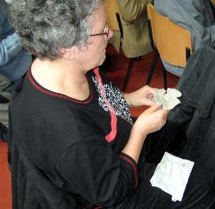 Joëlle Kirch de l’association Argile et Constellation a proposé aux participants une séance de modelage d’argile, qui s’est faite dans une atmosphère de méditation et d’intériorité.