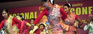 Les participants à la conférence de la région d’Assam dans le nord est de l’Inde exécutent une danse traditionnelle.