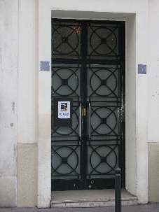 La porte du Forum 104. Il est difficile d’imaginer en voyant cette simple entrée qu’elle ouvre sur un lieu si convivial et spirituel, ainsi qu’un beau jardin.