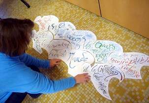 S’initier ou pratiquer une activité artistique fait partie du processus dans l’étude d’un Livret. Ici, atelier de calligraphie.