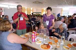 Les repas sont un moment privilégié de rencontres et de retrouvailles pour beaucoup de participants.