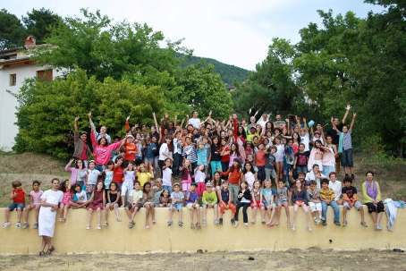 Le camp des enfants pose pour la photo souvenir du séjour Yakari 2010.