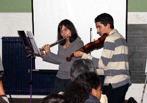 La  veillée du samedi a débuté par un spectacle offert par les enfants et les jeunes…