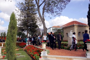 Les bahá’ís ont marché silencieusement en priant et en méditant  tout en faisant une circumbulation autour du Tombeau de Bahá’u’lláh.