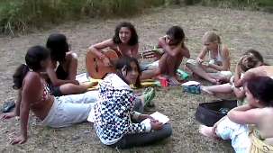 Soirée musicale au campement lors de la partie itinérante du séjour.