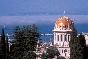 Le dôme doré du Mausolée du Báb sur le Mont Carmel à Haïfa est un jalon bien connu sur la côte orientale de la Méditerranée.