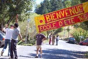 Pose d’une banderole pour accueillir les participants à l’école d’été de l’année 165 selon le calendrier bahá’í!