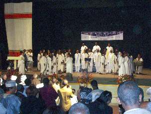Une représentation publique au Grand Théâtre d'Addis Abeba par la chorale locale, fondée quelques semaines plus tôt par Linda Safajou d’Australie. Le spectacle musical comportait une harmonie éblouissante entre la musique occidentale composée pour l’occasion et les instruments traditionnels du pays