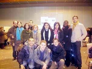 Les participants bahá’ís à la Fête des solidarités posent pour la photo souvenir !