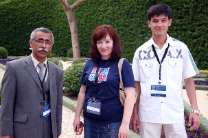 Des délégués de l’Ouzbékistan à la Convention internationale bahá’íe, visitant les lieux saints bahá’ís et les jardins du Mont Carmel quelques heures après leur arrivée à Haïfa le 26 avril.