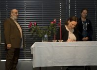 Mme Bridget MacEvoy en train de signer la déclaration au nom de la communauté bahá’íe d’Islande