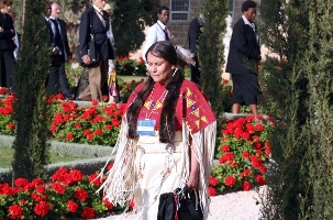 Une des délégués des États-Unis était une native américaine. Elle avait revêtu la robe traditionnelle de son peuple pour la célébration de ce jour saint.