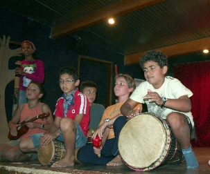 Lors de la fête de l’unité qui a clôturé les quatre séjours d’été, des jeunes musiciens offrent aux spectateurs un aperçu de ce qu’il sont appris durant les ateliers artistiques !
