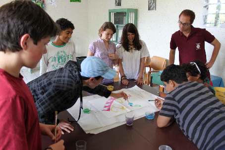 Atelier artistique durant le grand jeu organisé sur le thème de l'écologie par le groupe des 11/12 ans à destination des plus jeunes du camp Yakari.