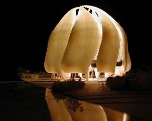Une première maquette de la maison d’adoration bahá’íe pour le continent sud-américain permettant d’imaginer son apparence nocturne.