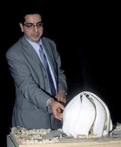 L’architecte Siamak Hariri met en évidence les « ailes » caractéristiques de la première maquette de la maison d’adoration bahá’íe à Santiago au Chili.