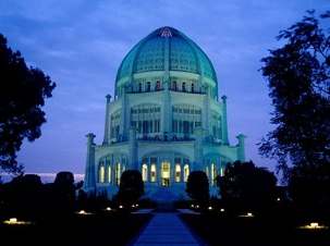 La plus ancienne maison d’adoration bahá’íe subsistante se trouve sur les bords du lac Michigan, à Wilmette dans l’Illinois, aux États-Unis.