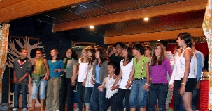 Fête de l’unité du samedi 16 août, les adolescents du séjour des 13-14 ans présentent leur comédie musicale! !