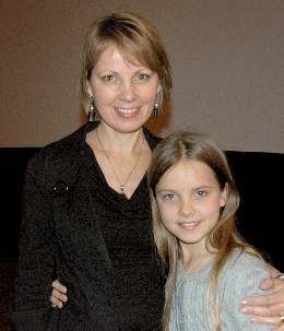 Monette Van Lith et sa fille, Sophie Lincoln, 9 ans, ont démarré une classe d'enfants bahá'íe chez elles. « Je pense que les enfants de mon âge ont beaucoup de questions, auxquelles ils ne trouvent pas de réponse »,a raconté Sophie.