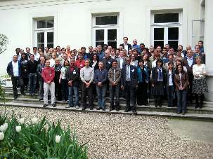 Photo de groupe réunissant les délégués, les membres de la nouvelle Assemblée spirituelle nationale et les observateurs